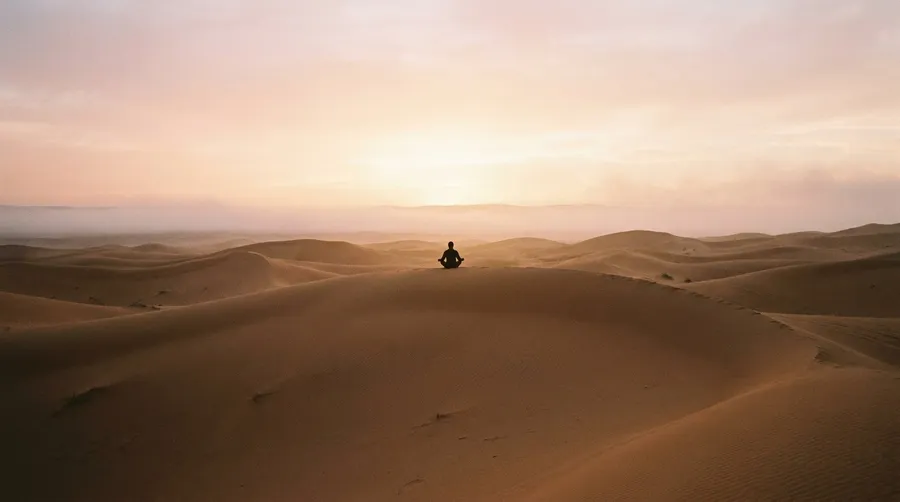 Méditation dans les dunes